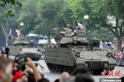 游明易摘美国纪念陆军成立250周年阅兵仪式在华盛顿举行