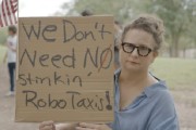 游明易摘特斯拉在得州奥斯汀遭遇抗议活动：反对马斯克Robotaxi计划