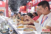游明易摘“嗦粉”经济火热 中国多地“食力”出圈