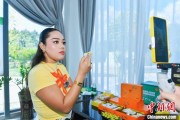 游明易摘泰国主播品三亚榴莲：“尝到了家乡味”
