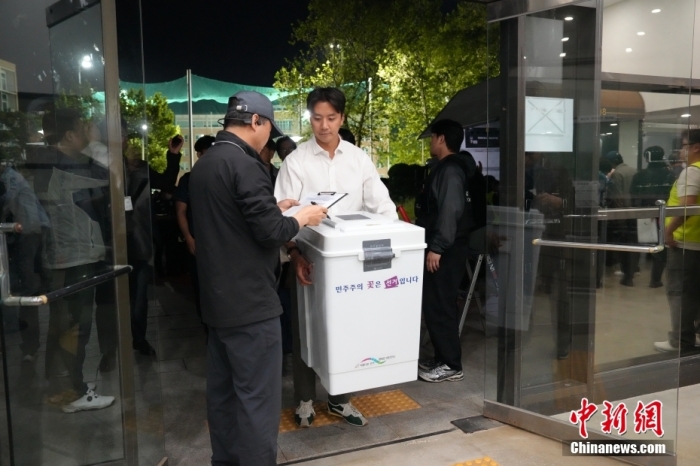 当(♋)地时间6月3日，工作人员将票箱送入韩国首尔一处计票站内。韩国第21届总统选举投票于当天20时结束，计票工作随即陆续启动。中新社记者 刘旭 摄